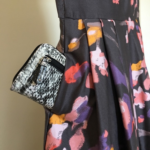 Dresses - Picture 5 of 6